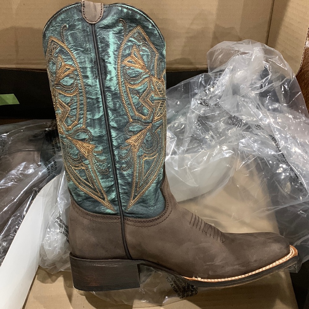 Woman’s boots from the American Rebel Boot Company size 7.5